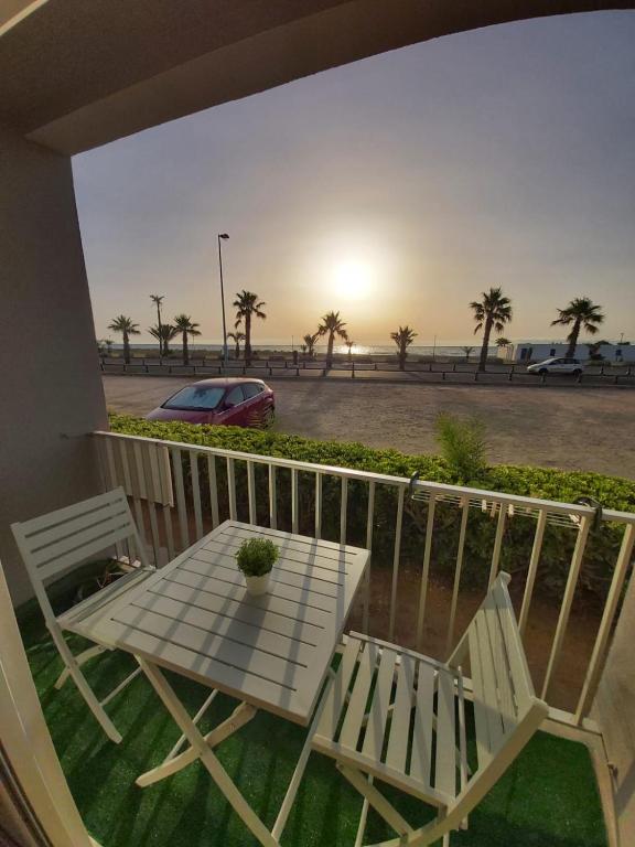 une table et des chaises sur un balcon avec vue sur la plage dans l'établissement Appartement T2 Vu mer rénové entièrement, à Saint-Cyprien