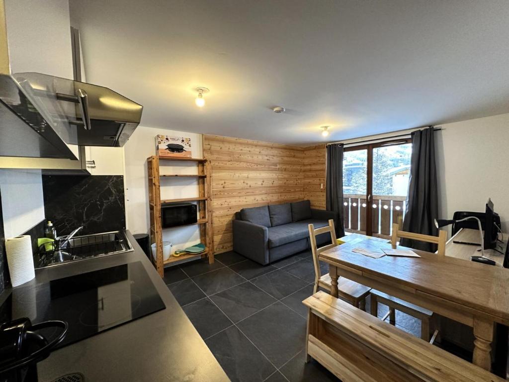 une cuisine et un salon avec une table et un canapé dans l'établissement Varsea Residence - RESIDENCE VARSEA MAE-9991, à Vars