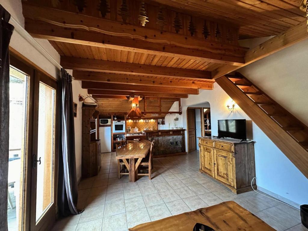- une cuisine avec des plafonds en bois et une table dans une chambre dans l'établissement Résidence Le Coup De Sabre - LE COUP DE SABRE MAE-0011, à Vars