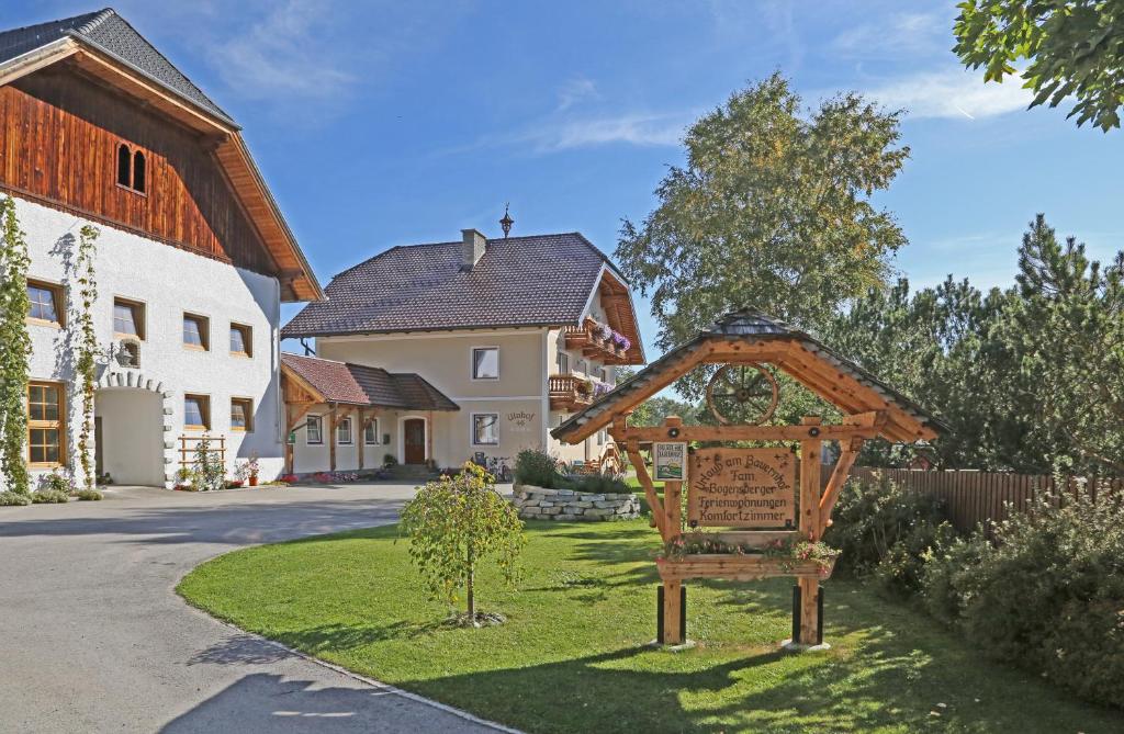 ein Schild in einem Hof vor einem Haus in der Unterkunft Ulnhof in Mariapfarr