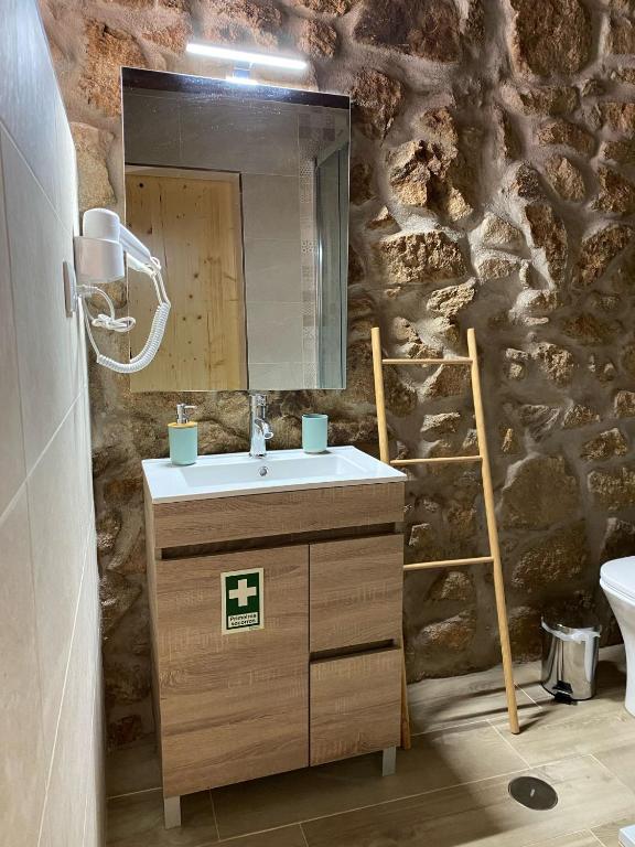 um banheiro com uma pia e um espelho em Cantinho D'Avó Maria em Zebreira