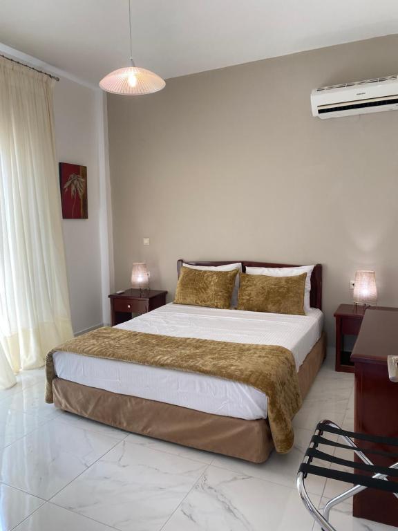 Postel nebo postele na pokoji v ubytování Sole e Mare Suite at Sidari Beach