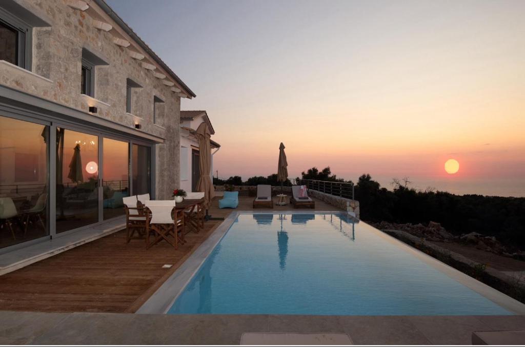 Bazén v ubytování Tsakmakis Villas - Luxury - Panoramic Sea View Lefkada nebo v jeho okolí