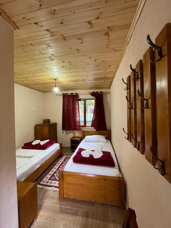 Postel nebo postele na pokoji v ubytování Guest House Shtëpiza Theth
