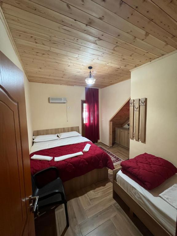 Postel nebo postele na pokoji v ubytování Guest House Shtëpiza Theth