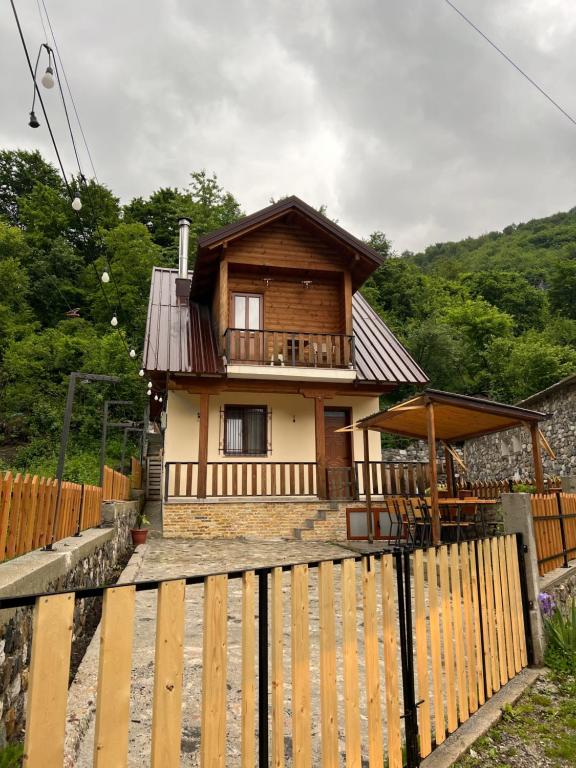 Nespecifikovaný výhled na hory nebo výhled na hory při pohledu z penzionu