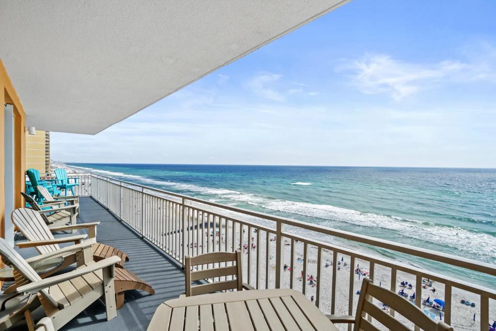 un balcone con sedie e vista sull'oceano di 607-E-Splash a Panama City Beach
