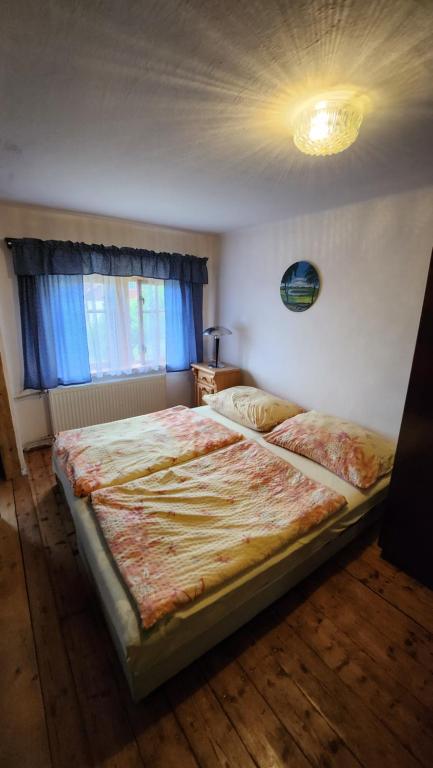 Postel nebo postele na pokoji v ubytování Roubenka Mia Jizerské hory