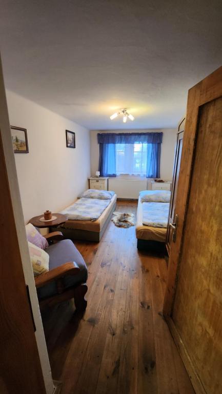 Postel nebo postele na pokoji v ubytování Roubenka Mia Jizerské hory