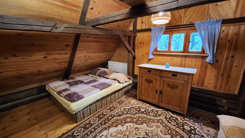 Postel nebo postele na pokoji v ubytování Roubenka Mia Jizerské hory