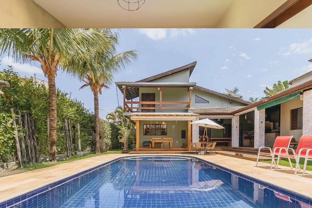 a house with a swimming pool in front of a house at Casa Linda Vista in Itupeva