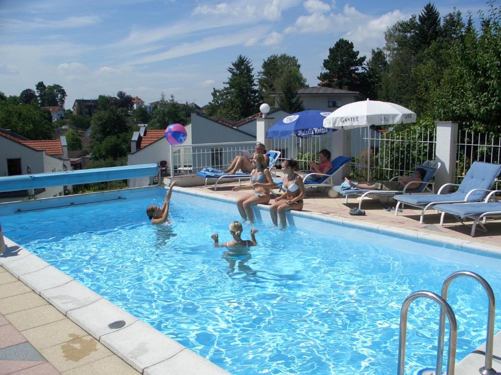 Bazén v ubytování Sporthotel Schönblick nebo v jeho okolí