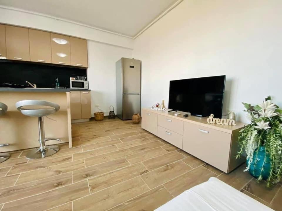 TV a/nebo společenská místnost v ubytování Bliss Apart Hotel Sea View