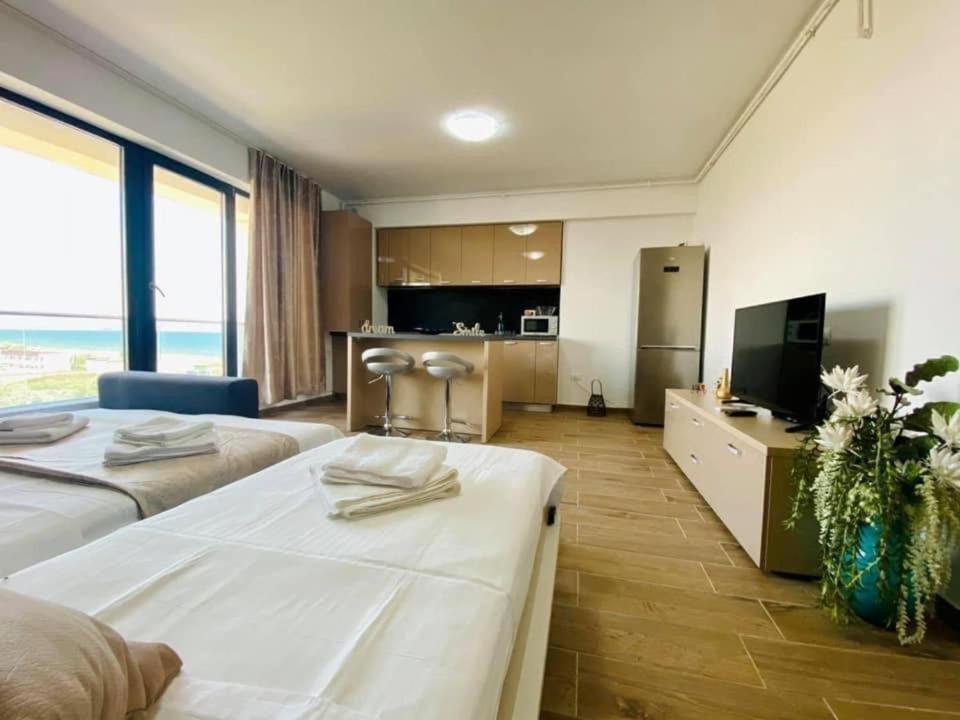 TV a/nebo společenská místnost v ubytování Bliss Apart Hotel Sea View