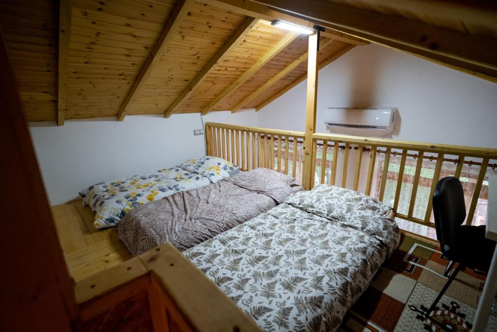 małą sypialnię z łóżkiem w kabinie w obiekcie Natural Zogaj w Szkodrze