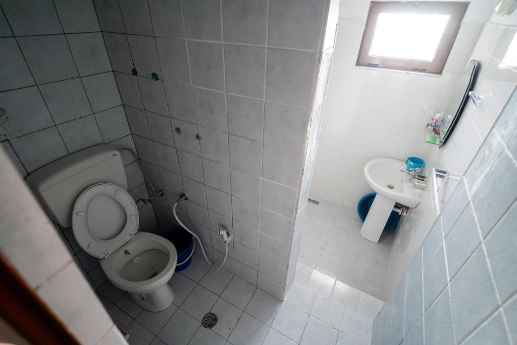 małą łazienkę z toaletą i umywalką w obiekcie Natural Zogaj w Szkodrze