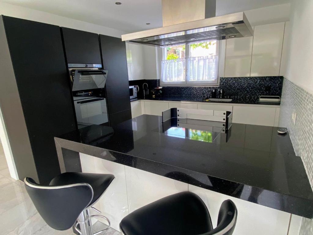 Kuchyň nebo kuchyňský kout v ubytování Cozy Escape House - 12 min to Zurich HB - Free Parking