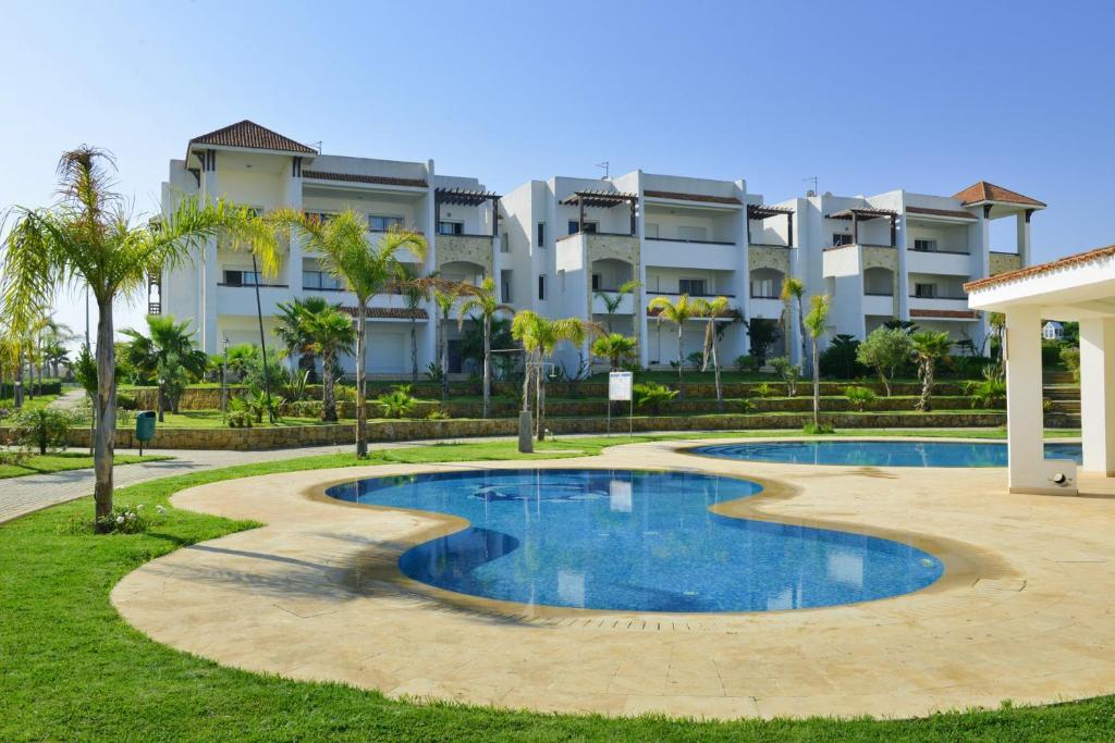 アシラにあるAppartement 2 chambres vue piscine - Marina Golf Asilahの建物前スイミングプール像