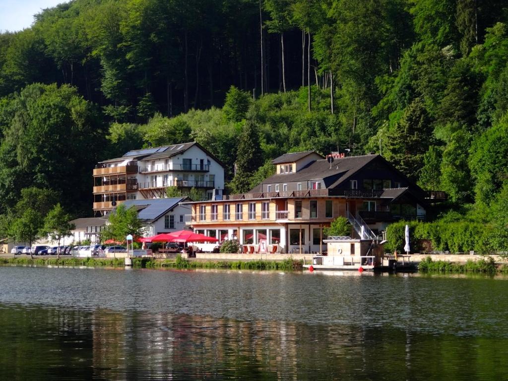 eine Gruppe von Häusern am Ufer eines Sees in der Unterkunft Hotel Roter Kater in Kassel