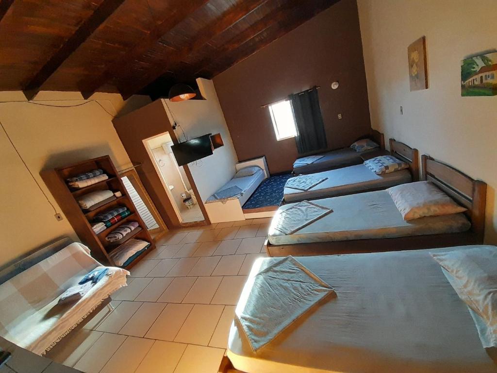 Ένα ή περισσότερα κρεβάτια σε δωμάτιο στο JK POUSADA FLAT ECONOMICO com garagem CENTRAL