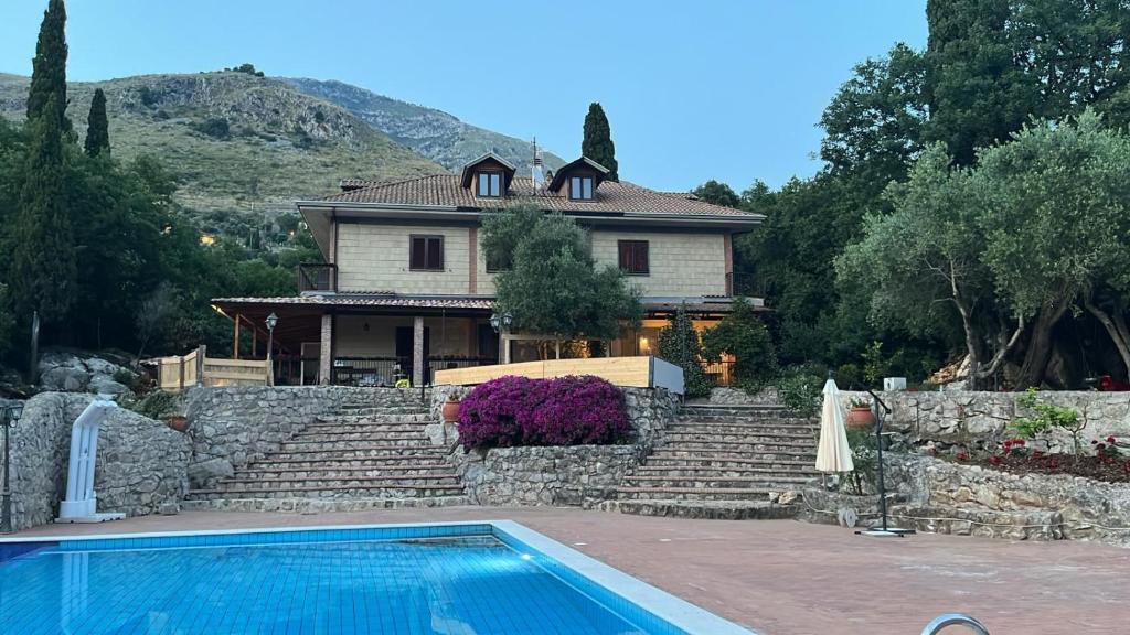 Bazén v ubytování Domus Arco Romano nebo v jeho okolí