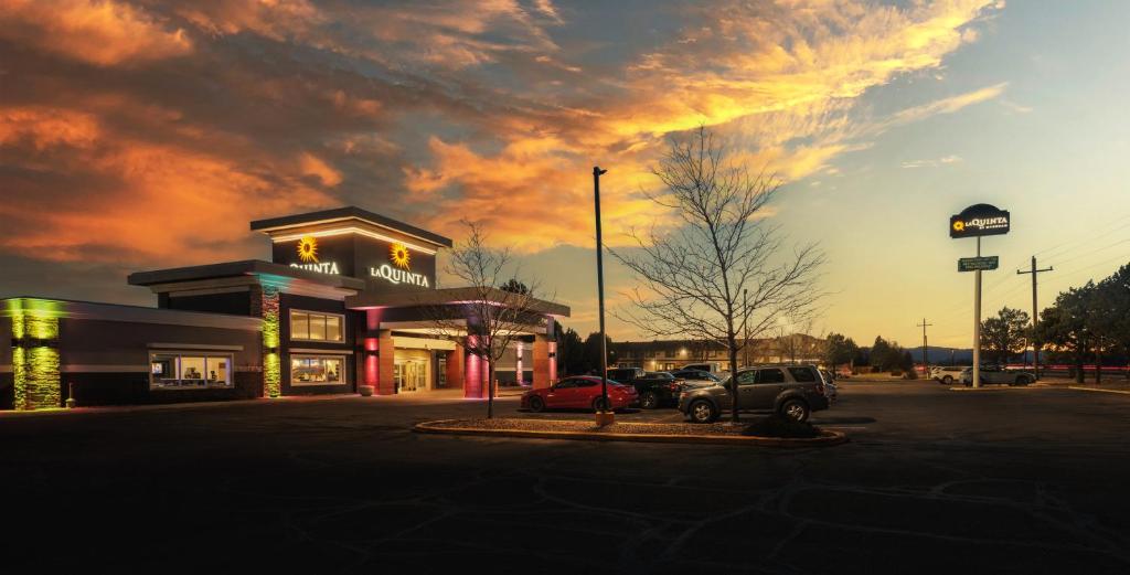 La Quinta Inn & Suites by Wyndham Fort Collins, Colorado - Housity