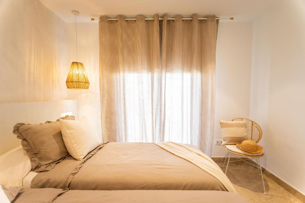Un dormitorio con una cama y una ventana con cortinas. en VERA SUN LUXURY new!!! 137 en Vera Coast, en Vera
