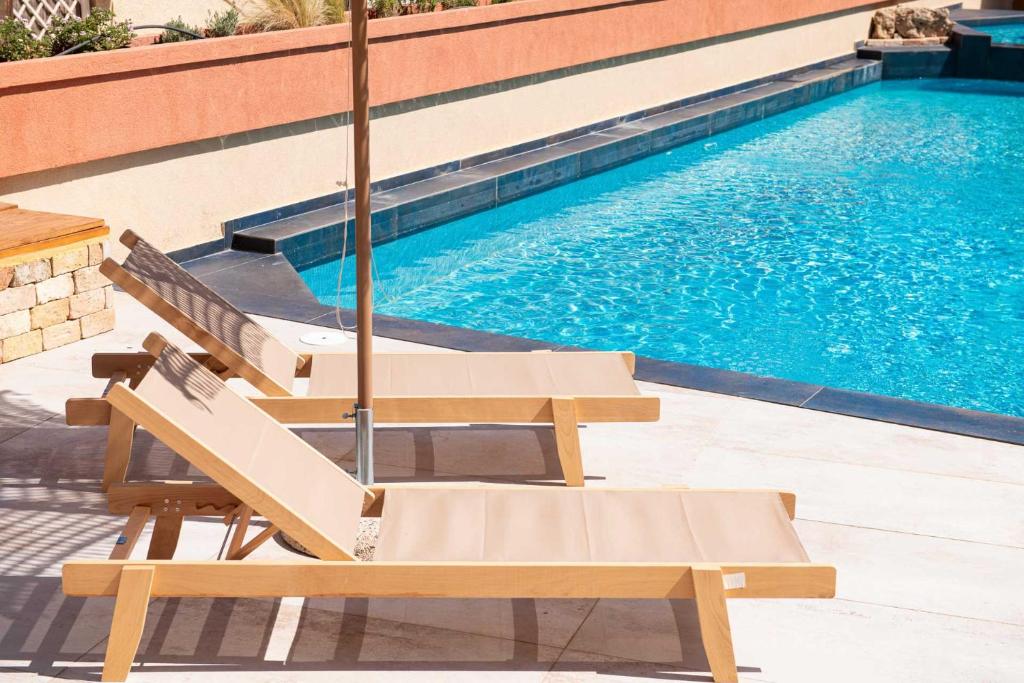 Bazén v ubytování Castaway Suites - Studios Christos nebo v jeho okolí