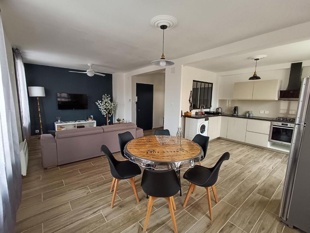 une cuisine et un salon avec une table et des chaises dans l'établissement La Belle Aude Climatisé, à Carcassonne