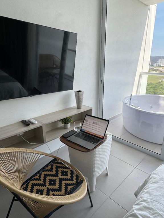 TV a/nebo společenská místnost v ubytování Suite Lujosa con Jacuzzi piso 14 vista al mar