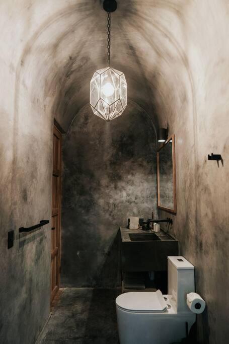 Un baño de Design Loft with private pool and SPA like feature