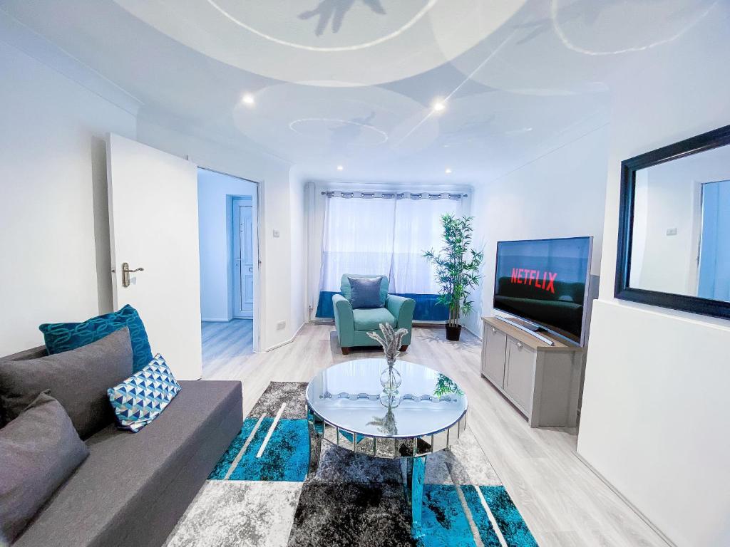 Μια τηλεόραση ή/και κέντρο ψυχαγωγίας στο Spacious 3 bed family home with garden
