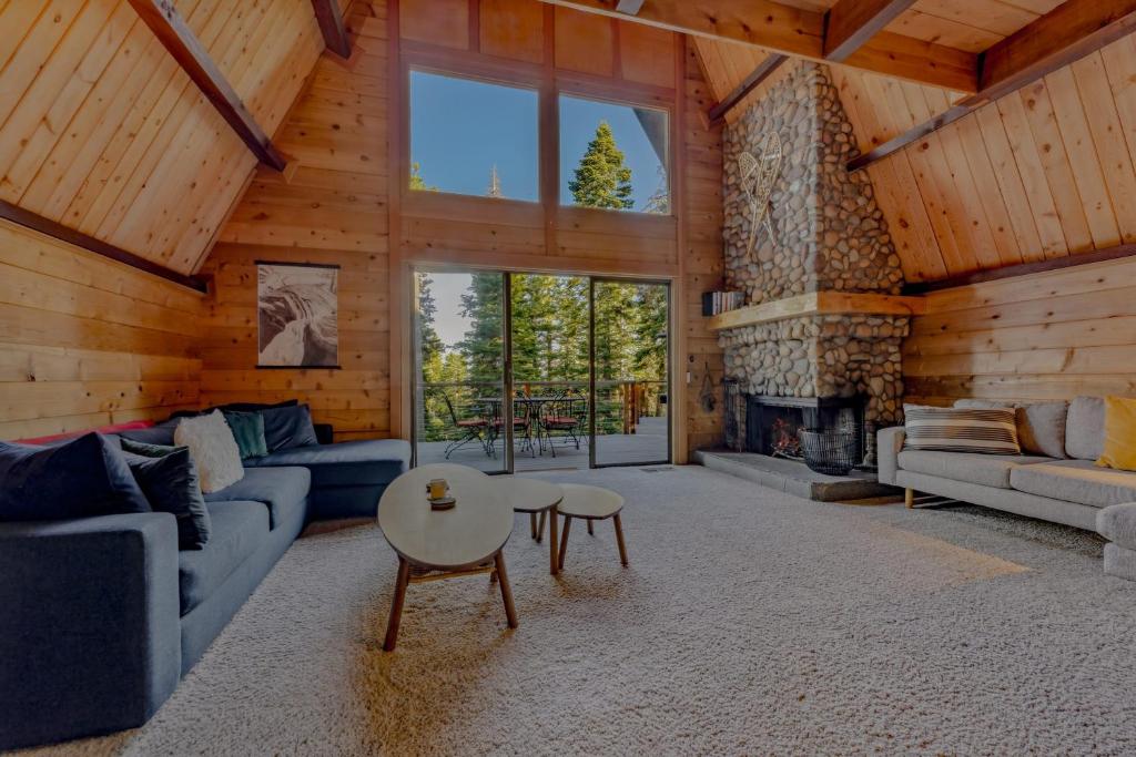 Χώρος καθιστικού στο 3BR with Sauna & Lake Views, 2 miles to Beach