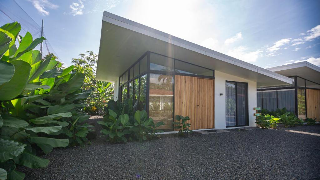 una casa con una gran puerta de vidrio en un patio en Toucan home, en Fortuna