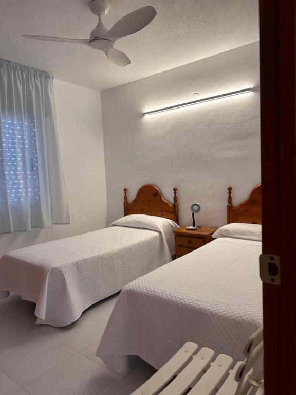 Postel nebo postele na pokoji v ubytování LES ILLES PEÑISCOLA