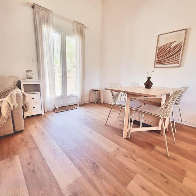 un salon avec une table et des chaises en bois dans l'établissement Maisonnette proche océan, à Lacanau