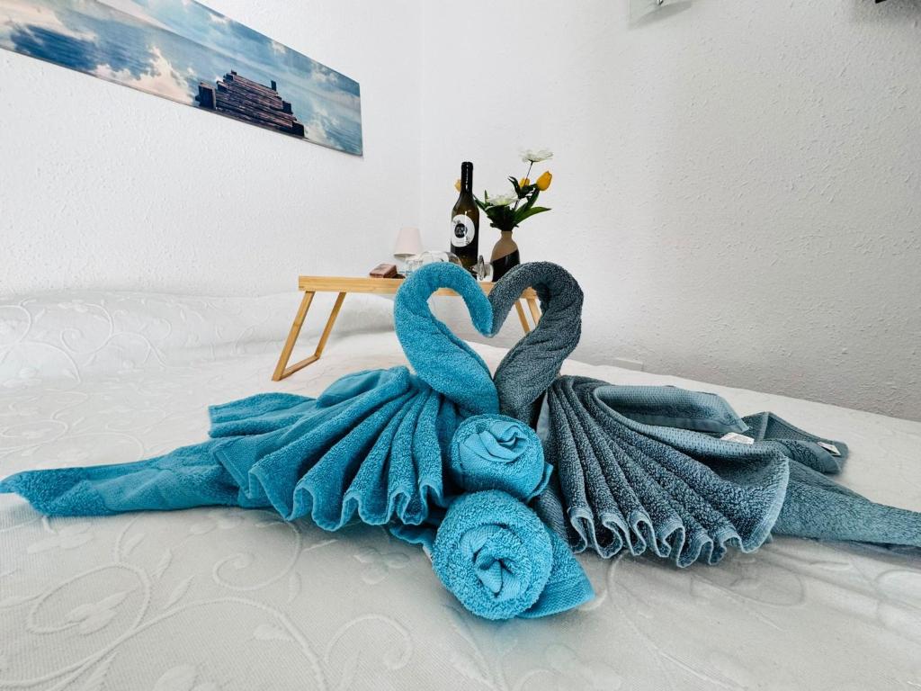 En eller flere senge i et værelse på Blue Paradise Apartment