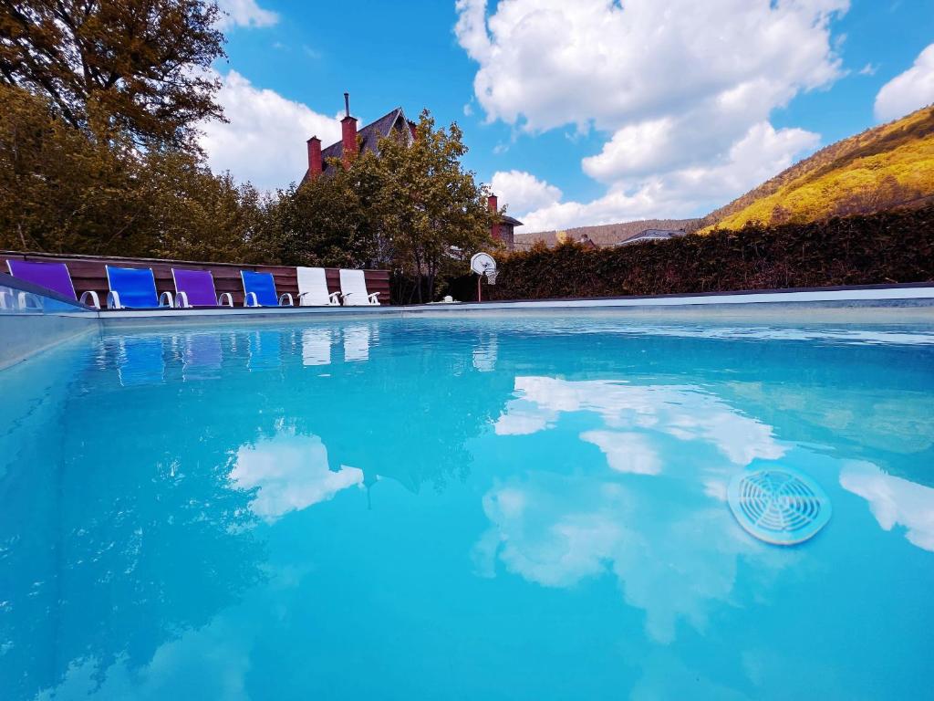 Bazén v ubytování Au sommet de la cascade nebo v jeho okolí