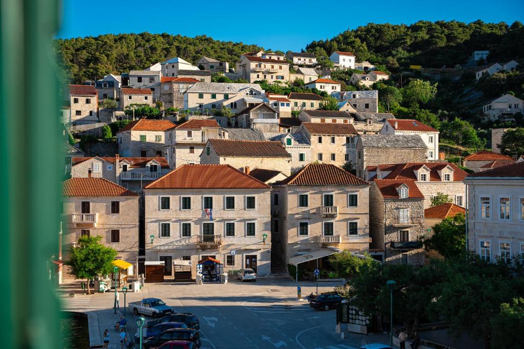 a town on a hill with houses and cars at Bed & Breakfast Blanc in Pučišća