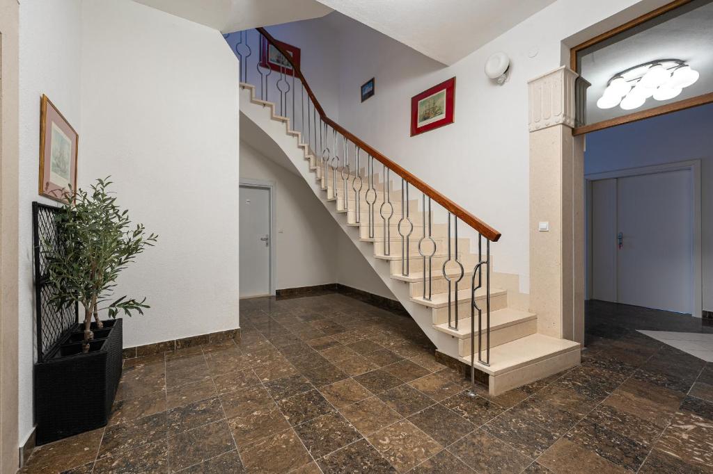 a hallway with a staircase in a building at Bed & Breakfast Blanc in Pučišća