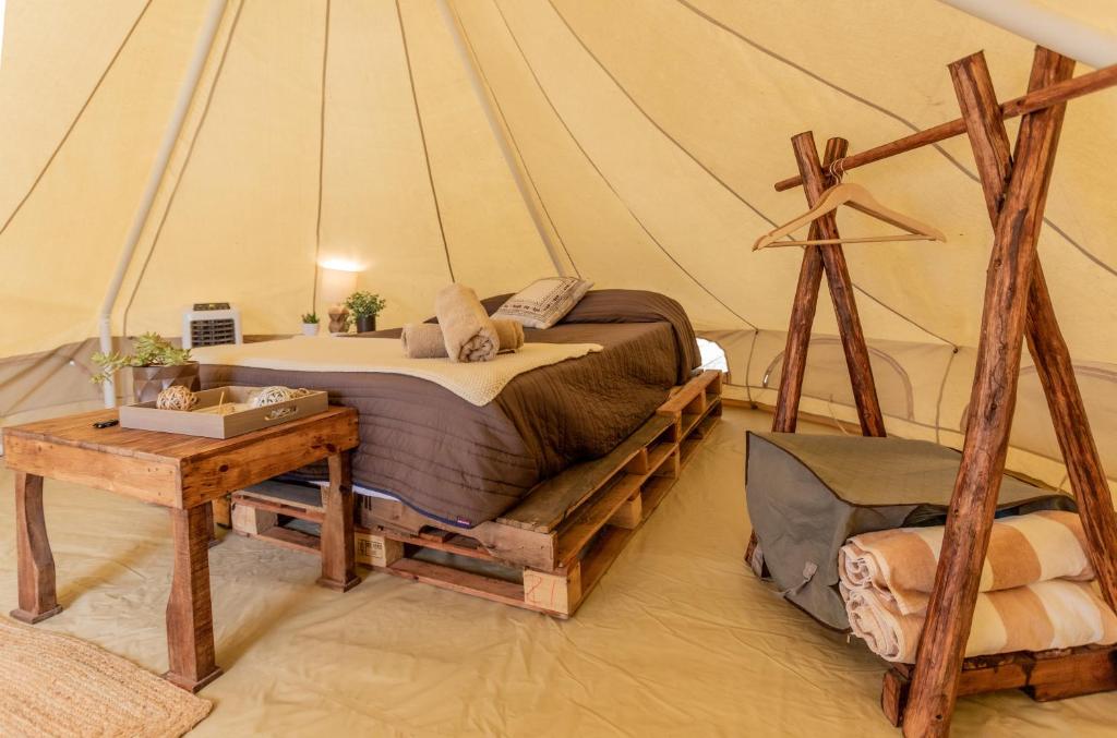 Postel nebo postele na pokoji v ubytování RUSTICO LOUNGE-Tipi With AC in front of the beach