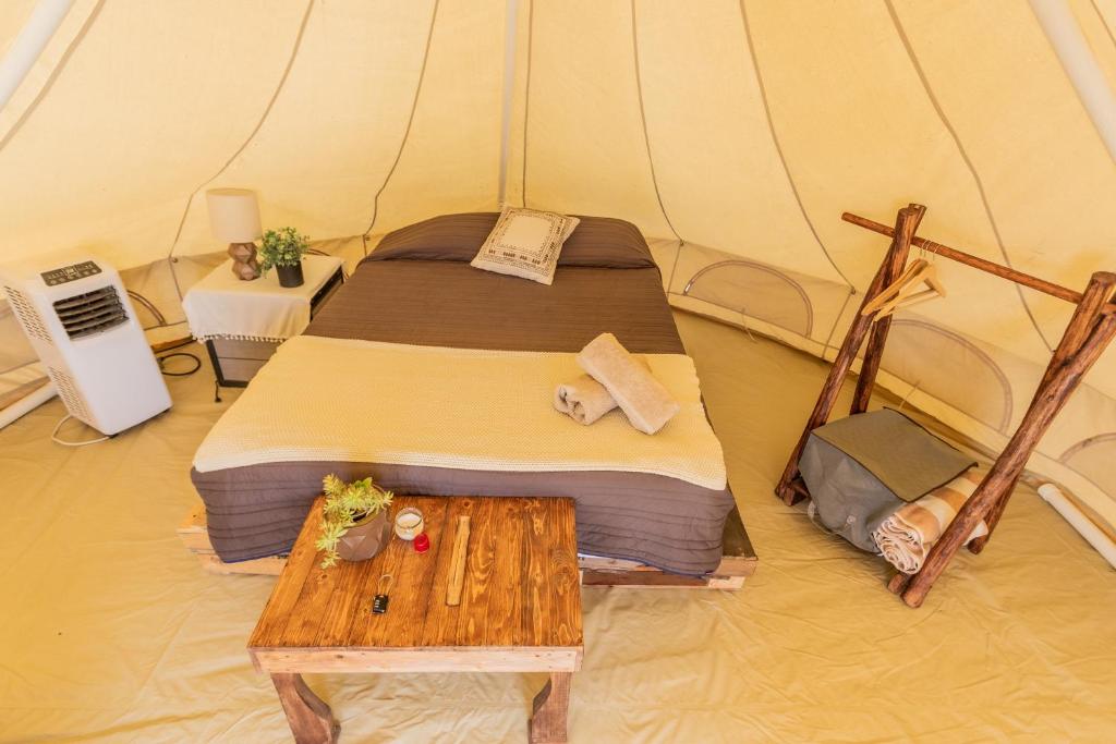 Postel nebo postele na pokoji v ubytování RUSTICO LOUNGE-Tipi With AC in front of the beach