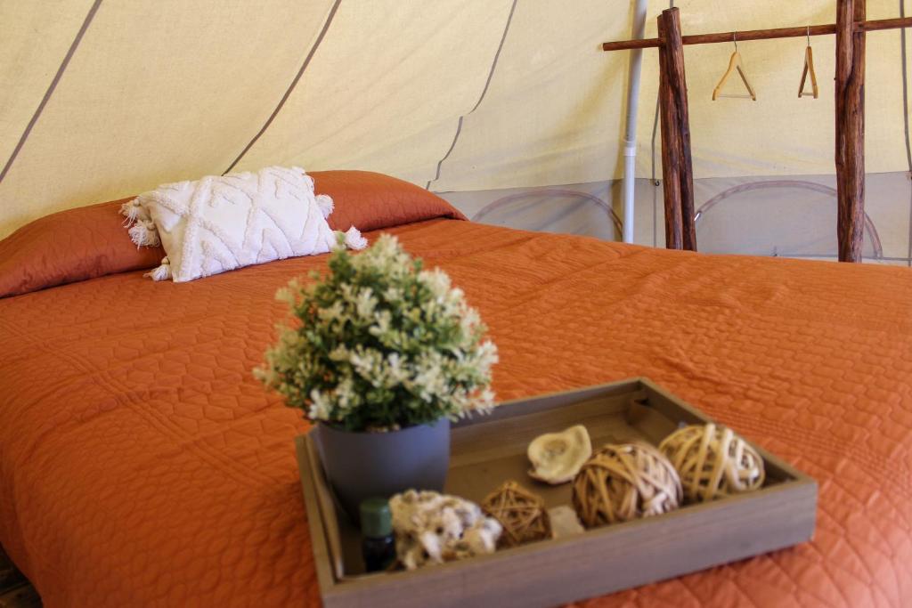 Postel nebo postele na pokoji v ubytování RUSTICO LOUNGE-Tipi With AC in front of the beach