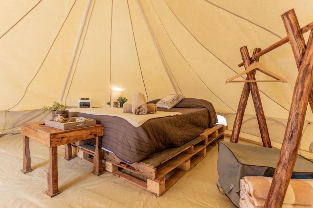Postel nebo postele na pokoji v ubytování RUSTICO LOUNGE-Tipi With AC in front of the beach