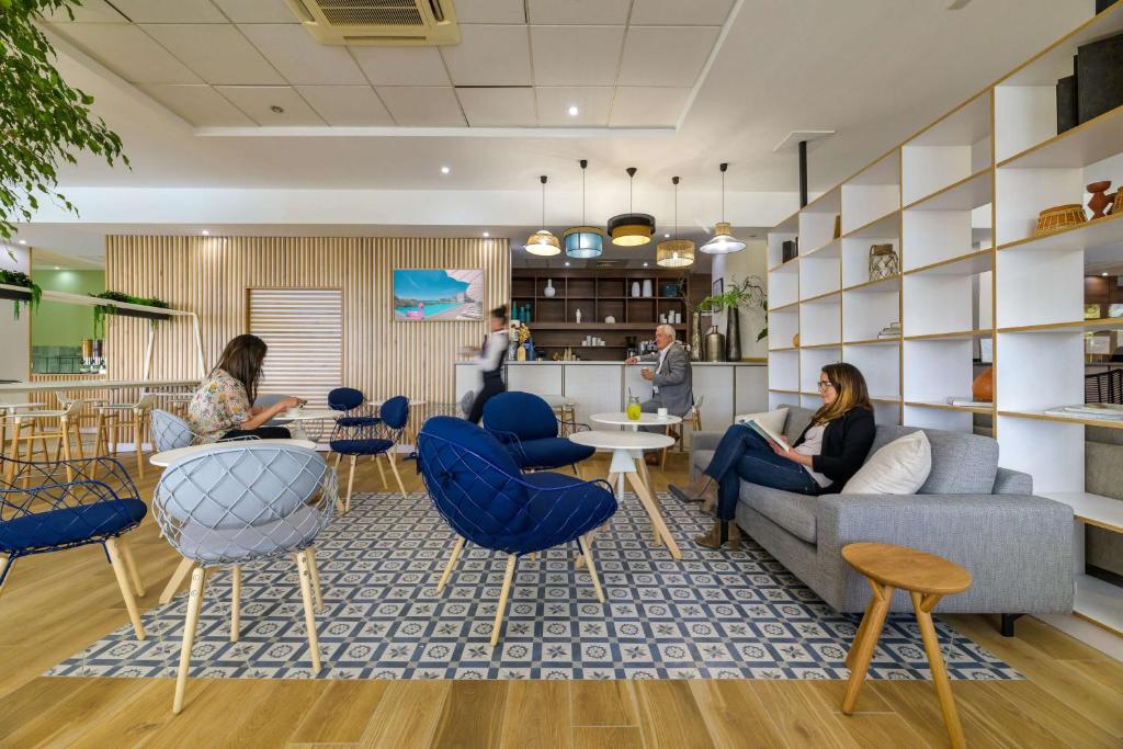 a group of people sitting in a living room at Best Western Plus Ajaccio Amirauté in Ajaccio