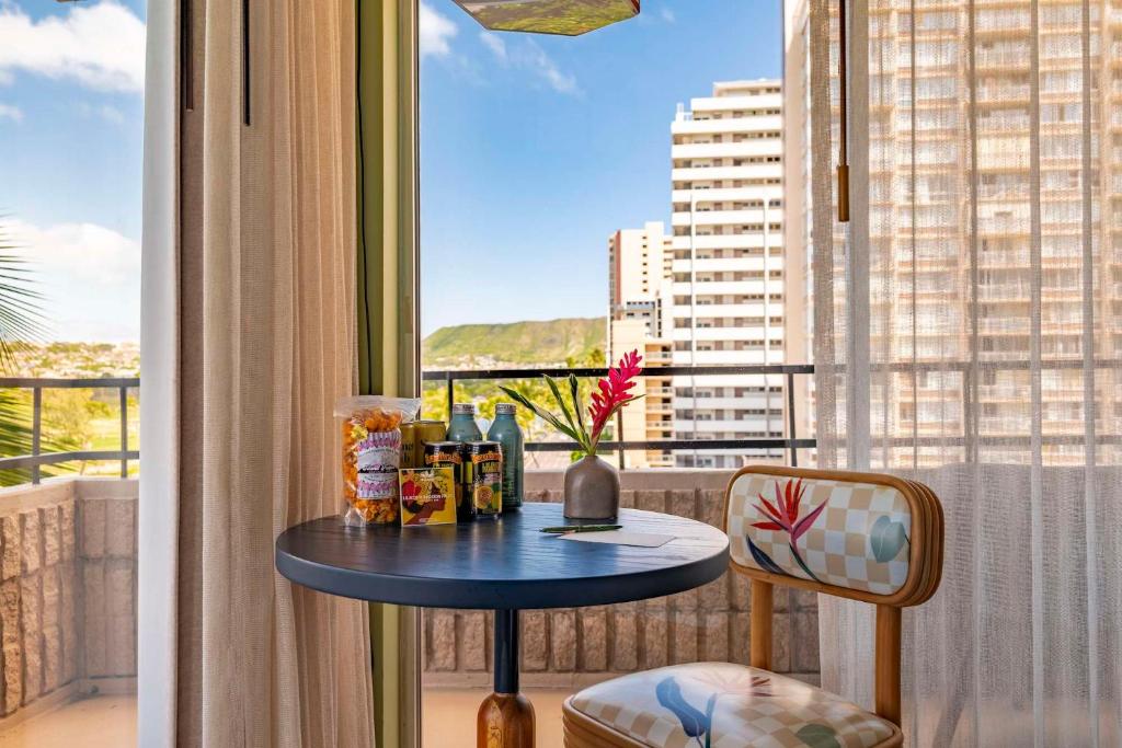 Wayfinder Waikiki - Voted Top 10 Best Hotels in Hawaii! - Superior King Room