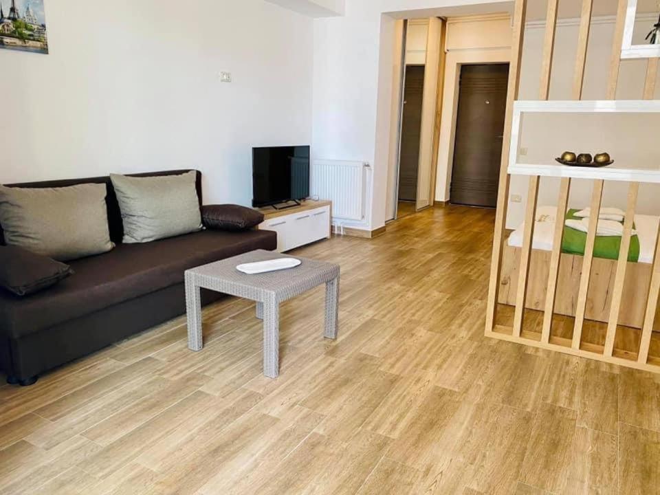TV a/nebo společenská místnost v ubytování Bliss Apart Hotel Sea View