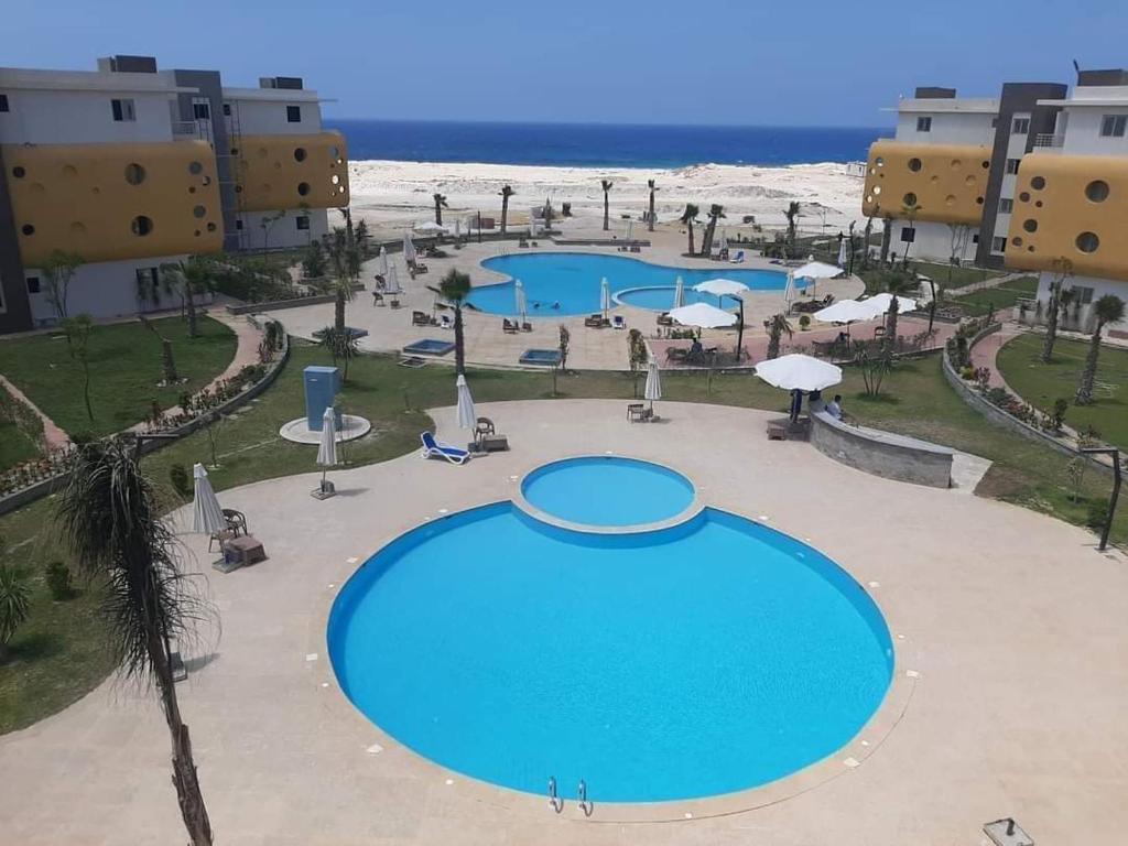 شاليهات مرسى مطروح قريه سورتيلاج السياحيه في مرسى مطروح: منظر علوي لحوض سباحة في منتجع