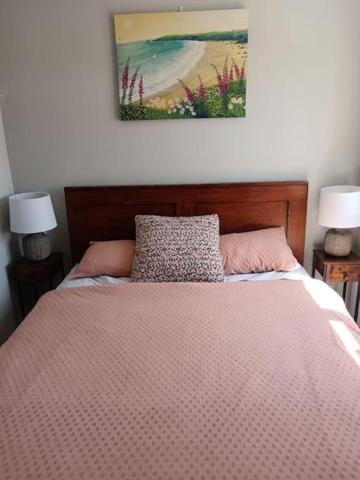 Postel nebo postele na pokoji v ubytování Dingle Escape -2 Bed -Sleeps 4