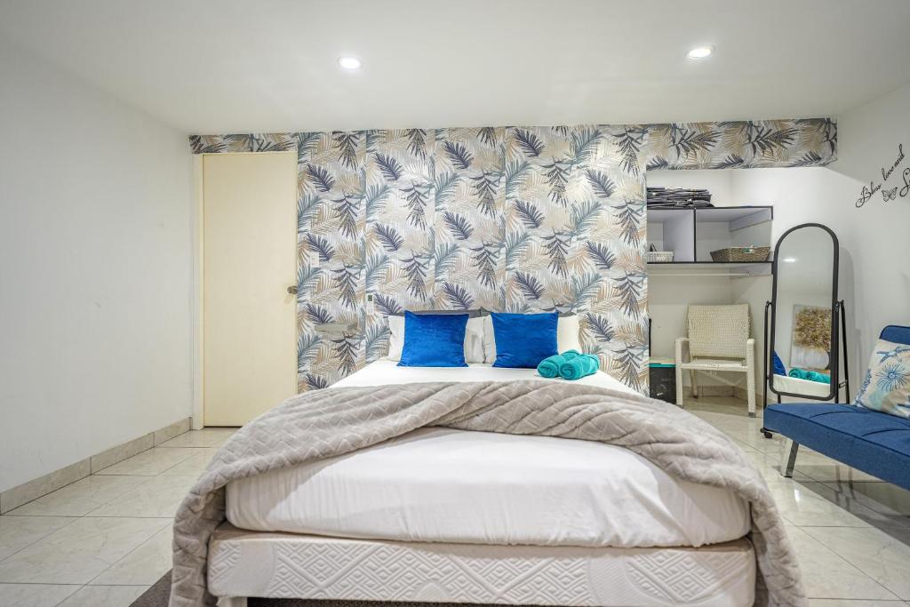 Giường trong phòng chung tại Peace vacation rental aruba